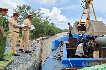 Lực lượng công an kiểm tra hoạt động tháo dỡ các thiết bị bơm hút cát.