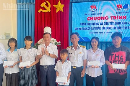 Học sinh con em ngư dân nhận học bổng.