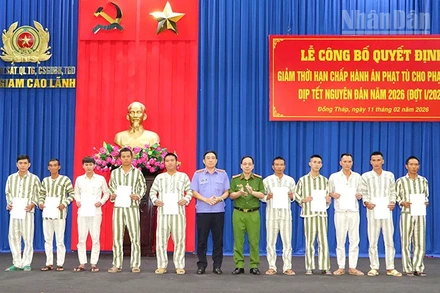 Đại tá Phạm Văn Duyên, Giám thị Trại giam Cao Lãnh và ông Trần Văn Kiến, Phó Chánh án, Tòa án nhân dân tỉnh Đồng Tháp trao quyết định giảm hết thời hạn chấp hành án cho các phạm nhân.