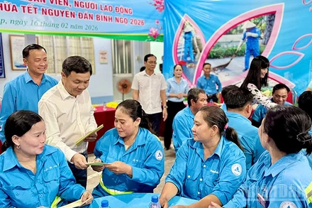 Phó Bí thư Thường trực Tỉnh ủy, Chủ tịch Ủy ban Mặt trận Tổ quốc Việt Nam tỉnh Đồng Tháp Phan Văn Thắng tặng quà người lao động Công ty cổ phần Cấp nước và môi trường đô thị Đồng Tháp.