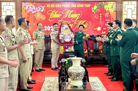 Đoàn đại biểu Ty Công an tỉnh Prey Veng (Vương quốc Campuchia) đến thăm, chúc Tết Ban Chỉ huy Bộ đội Biên phòng Đồng Tháp.