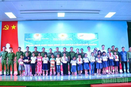 Trao 50 phần quà tặng học sinh có hoàn cảnh khó khăn trên địa bàn phường Mỹ Trà.