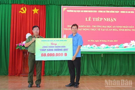 Trường đại học An ninh nhân dân gửi tặng xã An Hòa công trình thanh niên “Đèn năng lượng mặt trời thắp sáng đường quê”.