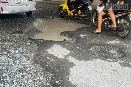 "Ổ gà" tại đường Điện Biên Phủ (phường Mỹ Trà), đoạn gần cầu Quảng Khánh.