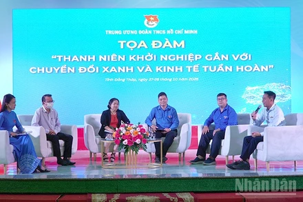 Khách mời tham gia tọa đàm.