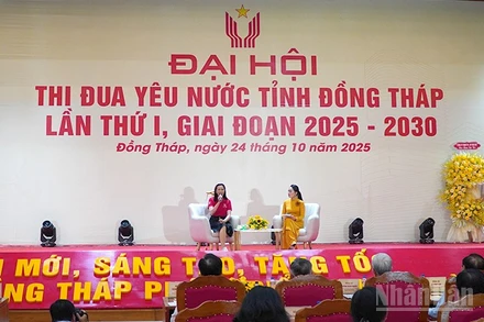 Giao lưu gương điển hình tiên tiến.