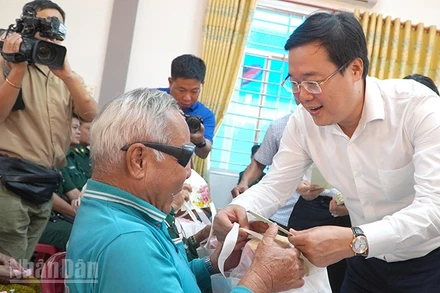 Ủy viên Trung ương Đảng, Phó Bí thư Thường trực Thành ủy Thành phố Hồ Chí Minh Lê Quốc Phong trao quà tặng người dân xã Tân Hồng.