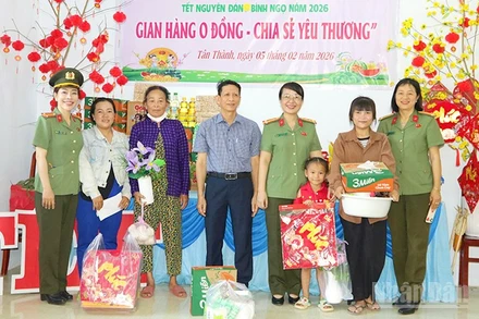 Đại tá Võ Thị Hoài Ngọc, Phó Giám đốc Công an tỉnh; ông Phạm Tấn Xiếu, Bí thư Đảng ủy, Chủ tịch Hội đồng nhân dân xã Tân Thành trao quà tặng bà con có hoàn cảnh khó khăn tham dự chương trình.