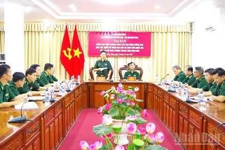 Thiếu tướng, Tiến sĩ Nguyễn Xuân Bách, Chính ủy Học viện Biên phòng, Trưởng đoàn khảo sát phát biểu tại tọa đàm.