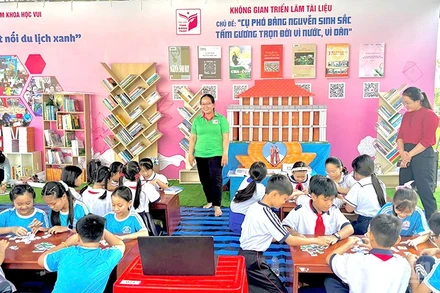 Các em thiếu nhi tại không gian triển lãm tài liệu.