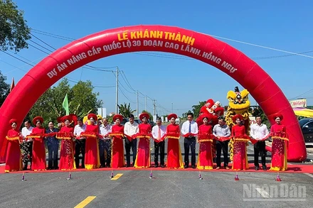 Nghi thức cắt băng khánh thành Dự án Nâng cấp Quốc lộ 30 đoạn Cao Lãnh-Hồng Ngự (giai đoạn 3).