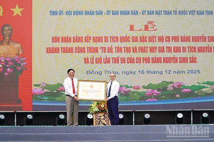 Chủ tịch Ủy ban nhân dân tỉnh Đồng Tháp Phạm Thành Ngại (bìa trái) nhận Bằng xếp hạng Di tích quốc gia đặc biệt Di tích lịch sử Mộ cụ Phó bảng Nguyễn Sinh Sắc.