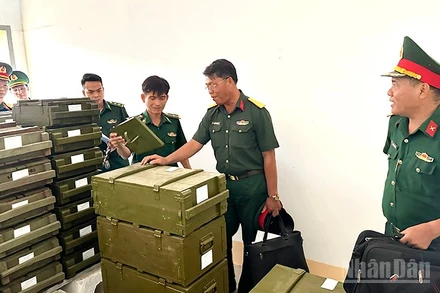 Đoàn công tác kiểm tra kho vũ khí của đơn vị.