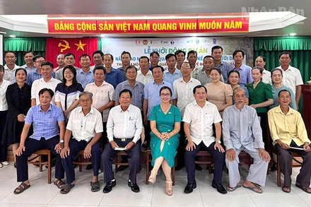 Đại diện các tổ cộng đồng giao lưu và chụp ảnh lưu niệm. (Ảnh: HỮU NGHĨA)