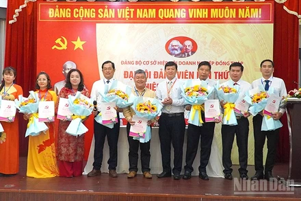 Ban chấp hành Đảng bộ cơ sở Hiệp hội Doanh nghiệp tỉnh Đồng Tháp, nhiệm kỳ 2025-2030 ra mắt đại hội. (Ảnh: HỮU NGHĨA)
