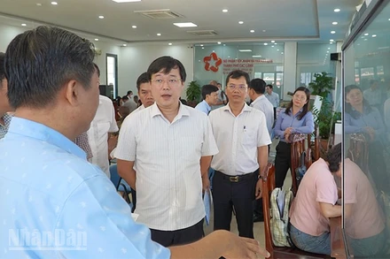 Đoàn công tác khảo sát Trung tâm hành chính công phường Cao Lãnh. (Ảnh: HỮU NGHĨA)