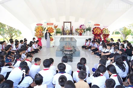 Thiếu nhi nghe thuyết minh về cuộc đời và sự nghiệp Cụ Phó bảng Nguyễn Sinh Sắc, thân sinh Chủ tịch Hồ Chí Minh.