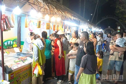 Rất đông du khách tìm đến Không gian triển lãm trưng bày sản phẩm OCOP, sản phẩm đặc trưng vùng Đồng bằng sông Cửu Long.