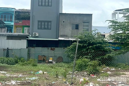 Đoạn lối thoát hiểm phía sau đường Lê Lợi thuộc khóm 7, phường Cao Lãnh, tỉnh Đồng Tháp bị chiếm dụng và rào chắn bằng tôn kiên cố.