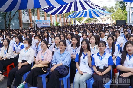 Tân sinh viên Trường Đại học Đồng Tháp dự khai giảng năm học mới.