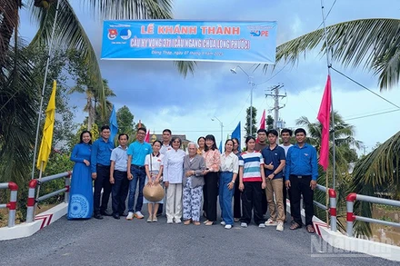 Lãnh đạo địa phương, đoàn thể và bà con nhân dân vui mừng trong ngày khánh thành cầu Hy Vọng 371.