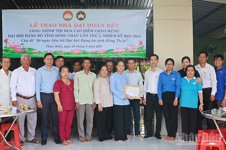 Lãnh đạo xã Tháp Mười và Ban Trị sự Giáo hội Phật giáo Hòa Hảo xã Thanh Mỹ bàn giao nhà "Đại đoàn kết" tặng gia đình ông Trần Văn Ớ, ngụ ấp Mỹ Hòa 4.