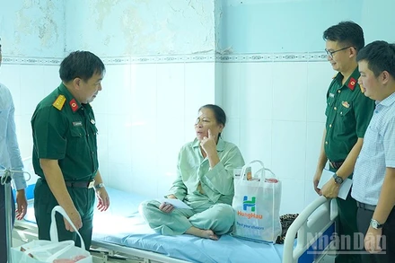 Thăm hỏi bệnh nhân phẫu thuật đục thủy tinh thể.