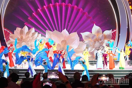 Tiết mục nghệ thuật chào mừng Festival hoa Sa Đéc.