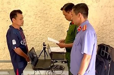 Cơ quan Cảnh sát điều tra và Viện Kiểm sát thi hành quyết định khởi tố bị can và lệnh tạm giam đối với Nguyễn Tấn Mảnh. (Ảnh: Công an Đồng Tháp)