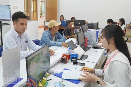 Người dân đến làm thủ tục hành chính tại Trung tâm phục vụ hành chính công phường Mỹ Ngãi, tỉnh Đồng Tháp. (Ảnh: HỮU NGHĨA)