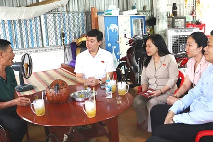 Đoàn đến thăm gia đình ông Phạm Văn Chính. (Ảnh: T.MỸ)