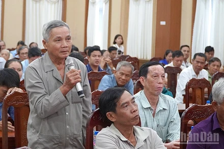 Cử tri phường Cao Lãnh, tỉnh Đồng Tháp phát biểu ý kiến.