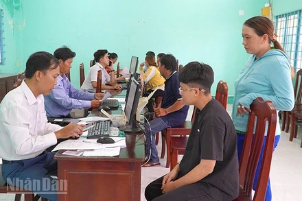 Người dân đến làm thủ tục hành chính tại phường biên giới Thường Lạc, tỉnh Đồng Tháp.