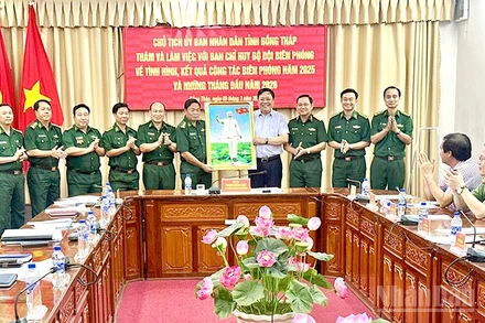 Đồng chí Phạm Thành Ngại trao tặng quà, động viên cán bộ, chiến sĩ Bộ đội Biên phòng tỉnh Đồng Tháp.