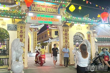 Ban đêm, dù không phải ngày lễ nhưng vẫn có nhiều người dân tìm đến viếng Đền thờ Ông, bà Đỗ Công Tường.