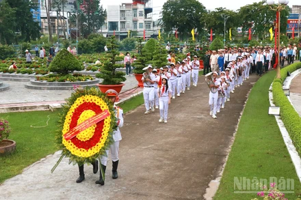 Đoàn Đại biểu dâng tràng hoa viếng các Anh hùng liệt sĩ tại Nghĩa trang liệt sĩ tỉnh Đồng Tháp.