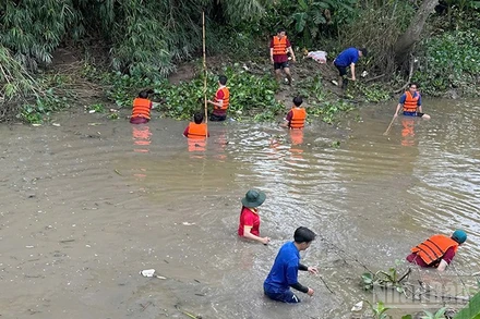Xã đoàn Lấp Vò dọn kênh làm sạch dòng sông.