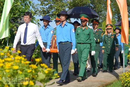 Ủy viên Trung ương Đảng, Bí thư Tỉnh ủy, Trưởng đoàn đại biểu Quốc hội tỉnh Đồng Tháp Lê Quốc Phong cùng đưa tiễn các Anh hùng liệt sĩ về với đất mẹ.