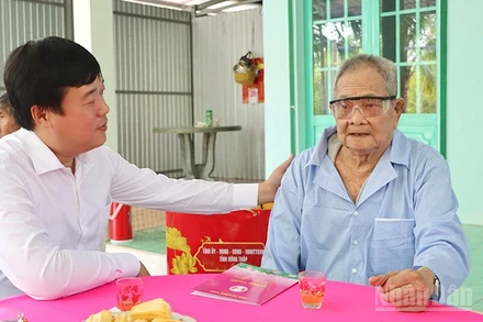 Bí thư Tỉnh ủy Đồng Tháp Lê Quốc Phong thăm hỏi sức khỏe, cuộc sống hằng ngày của thương binh Nguyễn Văn Út.