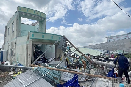 Nhà dân bị sập và tốc mái tại xã Ba Sao, tỉnh Đồng Tháp.