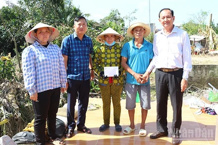 Ông Lưu Hoàng Tân, Chủ tịch Công ty Trách nhiệm hữu hạn Một thành viên Xổ số kiến thiết Đồng Tháp tặng số tiền 5 triệu đồng cho gia đình ông Nguyễn Văn Hùng có nhà bị sập hoàn toàn. 