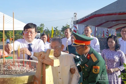Lãnh đạo tỉnh Đồng Tháp và nguyên lãnh đạo tỉnh Tiền Giang (cũ) dâng hương viếng các Anh hùng liệt sĩ.