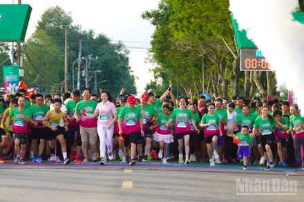 Vận động viên, trong đó có lãnh đạo tỉnh Đồng Tháp xuất phát cự ly thi đấu 5km. (Ảnh: HỮU NGHĨA)