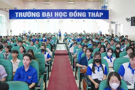 Sinh viên Trường đại học Đồng Tháp tham gia chương trình gặp gỡ, tuyên truyền về phòng, chống tội phạm và các hình thức lừa đảo trên không gian mạng. (Ảnh: H. PHONG)