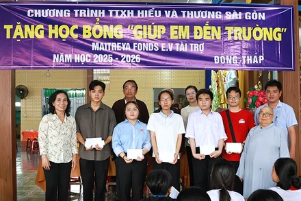Chương trình từ thiện xã hội Hiểu và Thương Sài Gòn trao suất học bổng tặng học sinh, sinh viên.