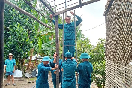 Giúp dân sửa lại nhà sau dông lốc.