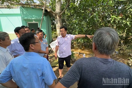 Bí thư Đảng ủy phường Sa Đéc (thứ 2 từ phải qua) Nguyễn Phước Thiện chỉ đạo các ngành triển khai ngay phương án khắc phục các đoạn đê bị vỡ.