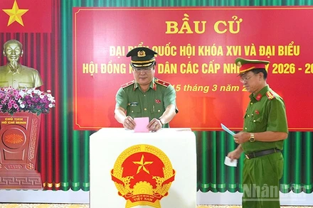 Thiếu tướng Lâm Phước Nguyên, Ủy viên Ban Thường vụ Tỉnh ủy, Giám đốc Công an tỉnh bỏ phiếu bầu cử. (Ảnh: TRỌNG TÍN)