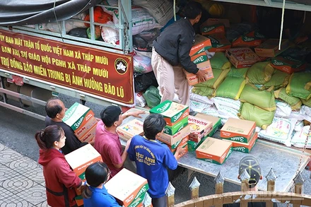 Ủy ban Mặt trận Tổ quốc Việt Nam và các tổ chức chính trị-xã hội xã cùng Ban Trị sự Phật giáo Hòa Hảo xã Tháp Mười vận chuyển quà lên xe hỗ trợ đồng bào miền trung.