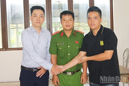 Anh Bùi Văn Bắc (áo đen) và anh Lê Ngọc Khải tại cơ quan công an.